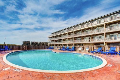 哈特勒斯Ocean Breezes 863 #110DS-H的酒店前的游泳池