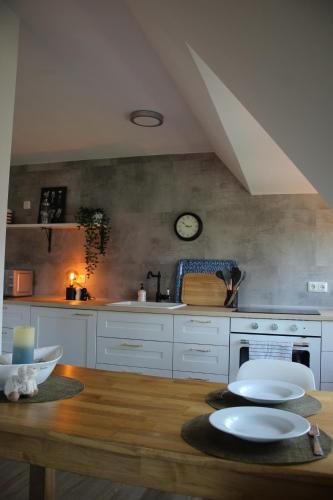 布特亚丁根NordApart - Butjadingen的厨房配有带白色板的木桌