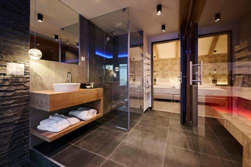 玛特阿哈泽Hotel Ózon & Luxury Villas的一间带水槽和淋浴的浴室