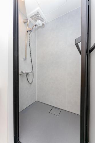 仓敷OKAYAMA GLAMPING SORANIA - Vacation STAY 20221v的带淋浴喷头的浴室