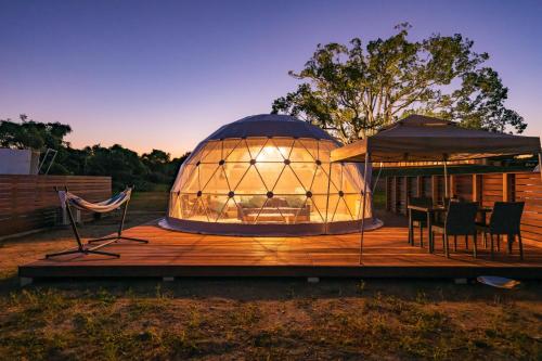 仓敷OKAYAMA GLAMPING SORANIA - Vacation STAY 20221v的一座带桌椅的大型圆顶建筑