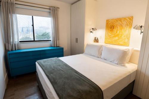 里约热内卢Conforto e beleza no Leblon - VA202 Z1的一间卧室设有一张大床和一个窗户。
