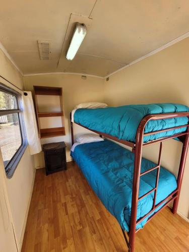 基利翁Resort Amanda的卧室配有带两张双层床的拖车