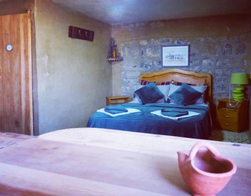 AghbalaGîte Mourik的一间卧室配有一张带蓝色枕头的床