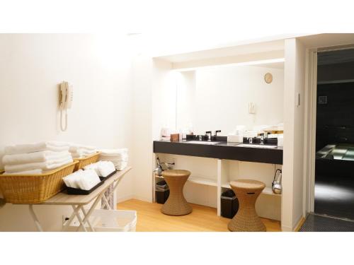 奈良Hotel Tenpyo Naramachi - Vacation STAY 59515v的一间带水槽和镜子的浴室