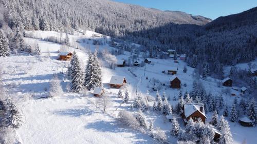 塔塔里夫克孜赫基旅馆的雪中村庄的空中景观