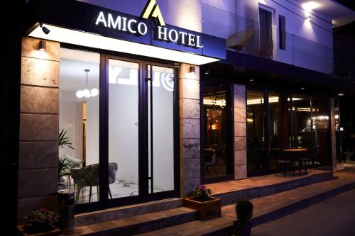 普里什蒂纳Amico Hotel的一家酒店前的商店