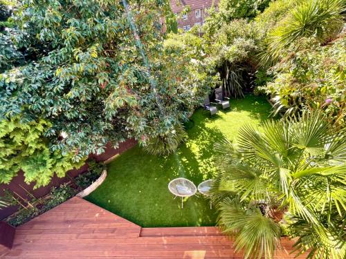 西部德比Luxury Oriental Home with Exotic Garden & Free Parking的享有花园的空中景致,花园内种有植物和树木
