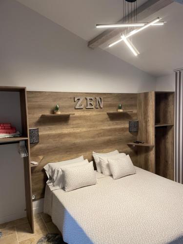 罗什福尔Loft atlantique Rochefort的一间卧室设有一张床和木墙