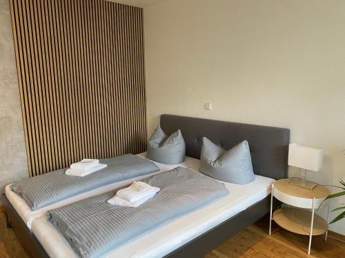 马格德堡RR - Tiny Apartment - Parking - Kitchen - Netflix的一张床上有两个枕头的房间