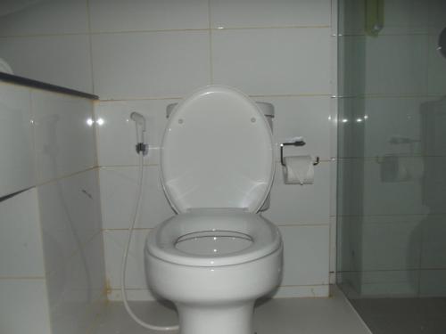 纳闽巴霍丽巴霍酒店的一间带卫生间和盖的浴室