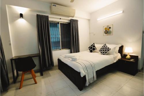 达卡Gulshan Lovely 3-Bedroom Luxury Apartment的一间卧室设有一张大床和一个窗户。