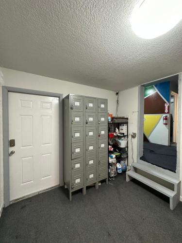 迈阿密OQP Vacations Miami的客房设有储物柜和带门的衣柜。