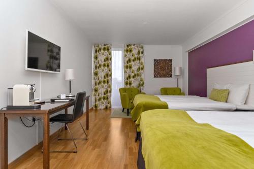 斯德哥尔摩贝斯特韦斯特皇家之星酒店的酒店客房配有两张床和一张书桌