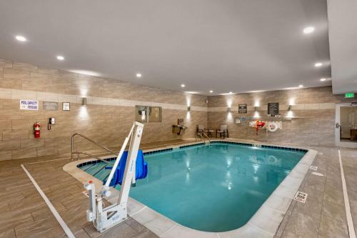 安条克Best Western Plus Executive Residency Antioch Inn的游泳池,位于酒店带游泳池的客房
