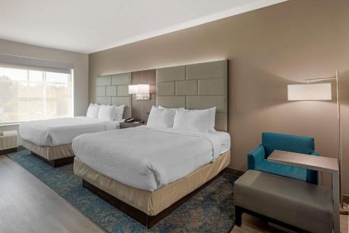 安条克Best Western Plus Executive Residency Antioch Inn的酒店客房,配有两张床和椅子