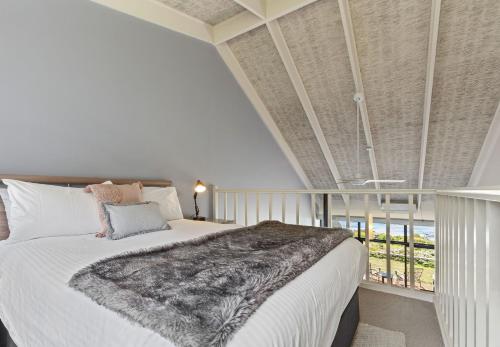 阿波罗湾Whitecrest Eco Apartments Great Ocean Road的一间卧室设有一张大床和一个大窗户