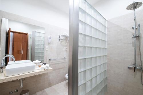 卡梅隆Bemar Carmelo Hotel的一间带水槽和淋浴的浴室