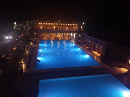 瓜杜阿斯la casita del arbol guaduas cundi.的一个晚上有人在游泳池游泳的游泳池