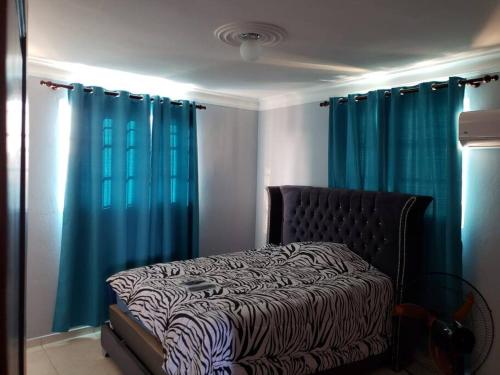 圣弗朗西斯科德马科里斯SFM-3 Big bedrooms, Wifi, AC/TV & hot water的一间卧室配有蓝色窗帘的床