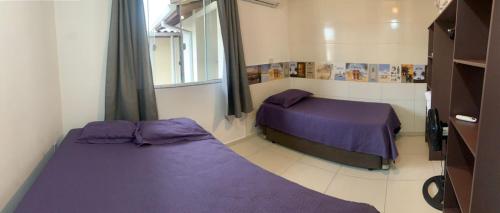 帕罗卡Ocean Residence的一间卧室设有两张床和窗户。