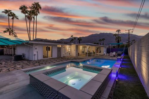 棕榈泉The Desert Xscape Pool & Views的一个带游泳池和房子的后院