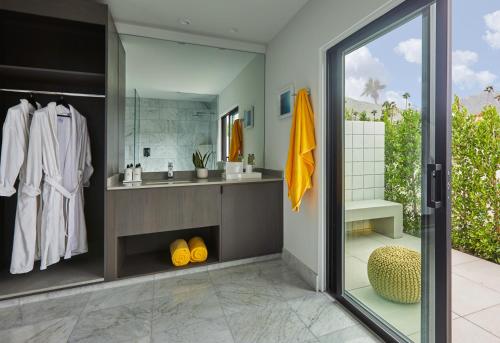 棕榈泉Twin Palms Resort - A Gay Men's Resort的一间带水槽和镜子的浴室