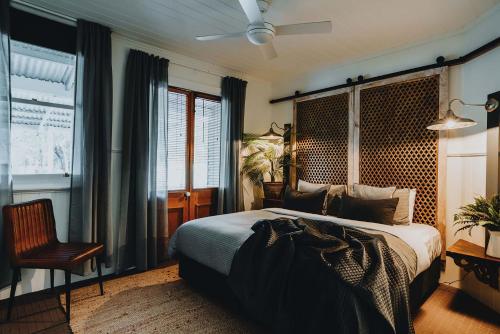 KorweingubooraThe Gums - Daylesford Region的一间卧室配有一张床和吊扇