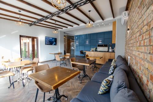比什凯克281 Hostel的客厅配有蓝色的沙发和桌子