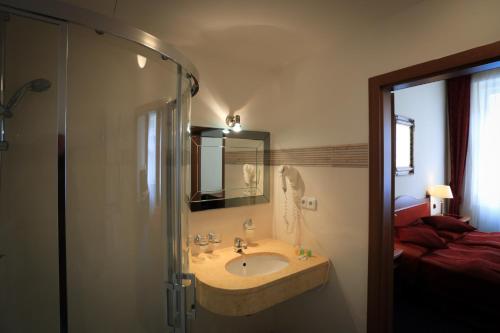 Hotel Ariston Prague的一间浴室