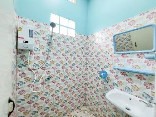 考索Khao Sok Backpacker Hostel的一间带水槽和镜子的浴室