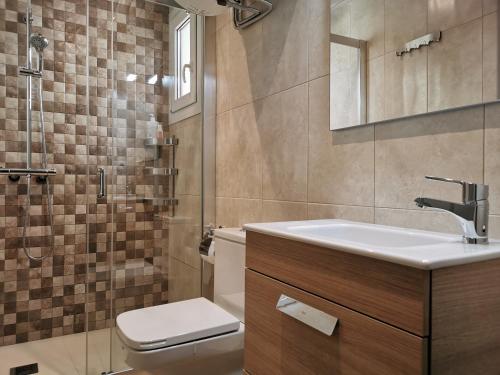 圣胡安-德拉斯阿巴德萨斯Apartaments Sant Miquel的一间带水槽、卫生间和淋浴的浴室
