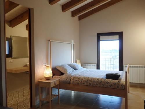 Ivars d'UrgellEl Niu de l'Estany的一间卧室设有一张床和一个大窗户