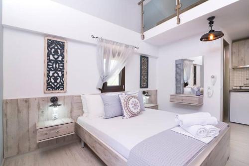 利迈纳里亚Studio Ermioni Fresh的一间白色卧室,房间内设有一张大床