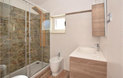 LabicoPatrizio Country House的浴室配有卫生间、盥洗盆和淋浴。