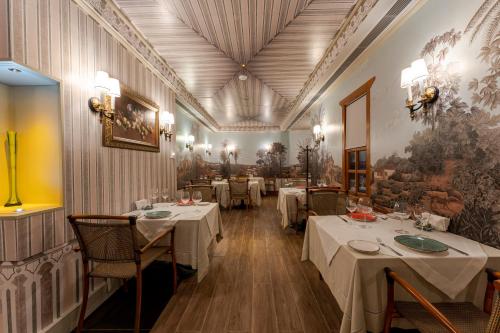 安塔利亚RuinAdalia Hotel - Adult Only的用餐室配有带白色桌布的桌子