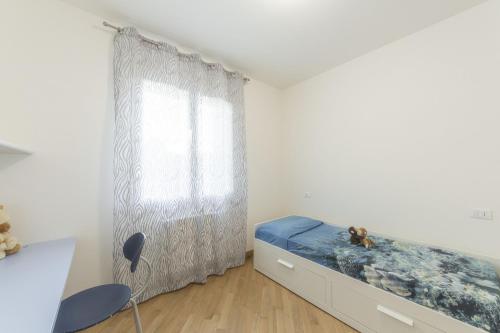 马尔泰拉戈Da Nonna Antonia的一间卧室设有一张床和一个窗口
