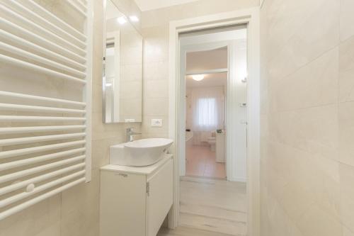 马尔泰拉戈Da Nonna Antonia的白色的浴室设有水槽和镜子