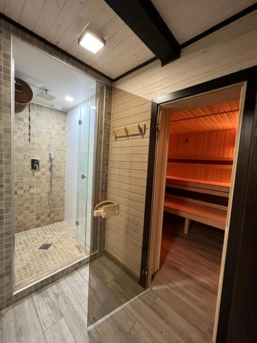 ModrychiVilla Family House Truskavets的带淋浴和步入式淋浴间的浴室
