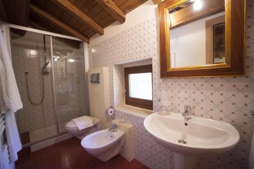 ColledanchiseAlbergo Diffuso La Piana dei Mulini的一间带水槽、卫生间和镜子的浴室