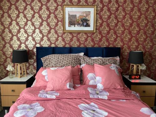 巴克乌Garsoniera Panoramic的一张带粉红色枕头的床,床上有动物填充物