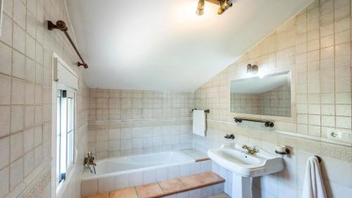 安特克拉Casa Rural Lo Pinto Antequera - La Higuera by Ruralidays的白色的浴室设有浴缸和水槽。