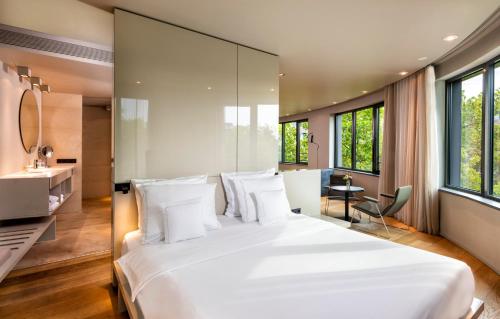 柏林SANA柏林酒店的卧室设有白色大床和窗户。