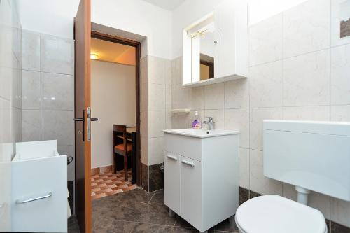 拉巴克Apartments Plominska 938的白色的浴室设有卫生间和水槽。