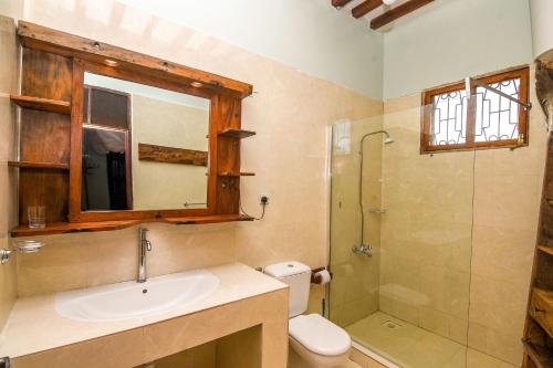 南威Majani Breeze的一间带水槽、淋浴和卫生间的浴室