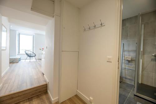 波城Quartier du château, superbe appartement avec parking的一间带步入式淋浴间和玻璃门的浴室