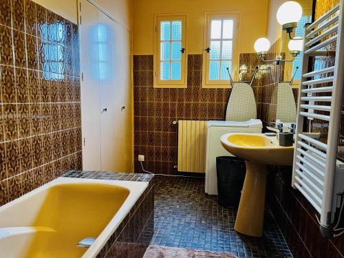 康博莱班Maison Cambo-les-Bains, 4 pièces, 5 personnes - FR-1-495-114的浴室配有黄色浴缸和水槽