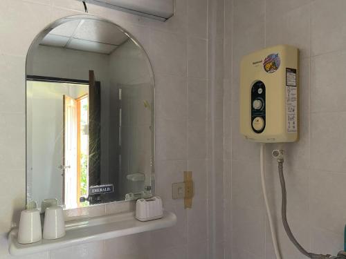 湄宏颂The Creek Garden Resort Huainamrin ห้วยนำ้ริน的一间带镜子和肥皂机的浴室