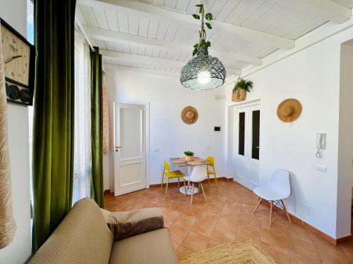 奇尼斯da Mumminedda的客厅配有沙发和桌子