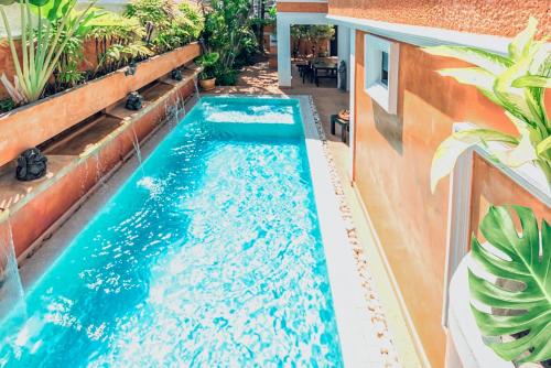 南芭堤雅HIDELAND Luxury Pool Villa Pattaya Walking Street 5 Bedrooms的后院的无边游泳池